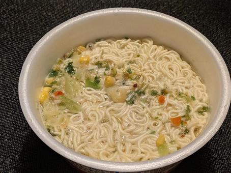 霜降過ぎの日曜日の昼に食べたカップ麺 カップラーメン,インスタントラーメン,麺類の写真素材