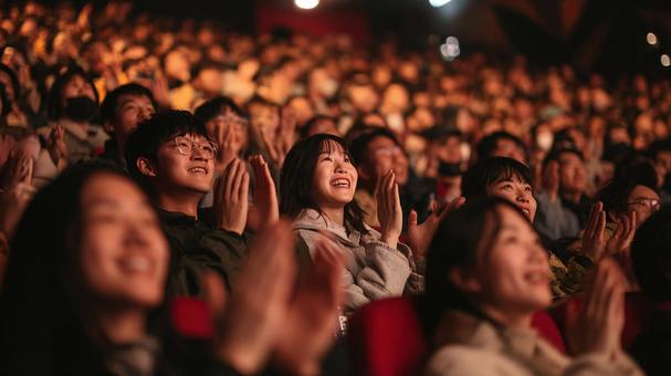 興奮と喜びを表現する観客 興奮と喜びを表現する観客の写真