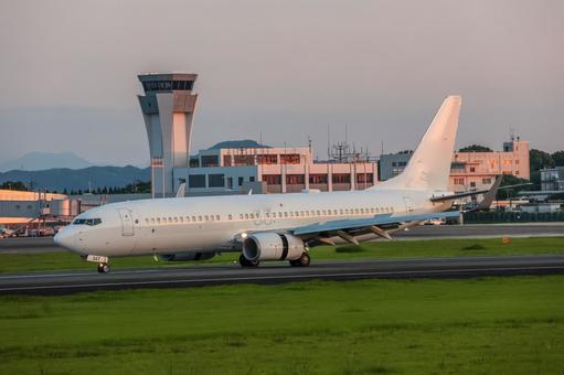 タキシング機、夕陽を浴びて タキシング機、夕陽を浴びて 飛行機,航空機,旅客機の写真素材