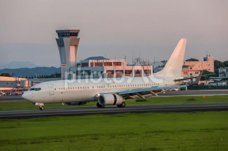 タキシング機、夕陽を浴びて 飛行機,航空機,旅客機の写真素材