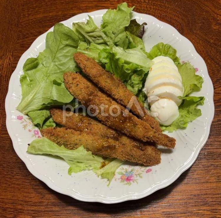 冷凍ししゃもフライと茹で卵とリーフレタス 夕食,ししゃも,ししゃもフライの写真素材