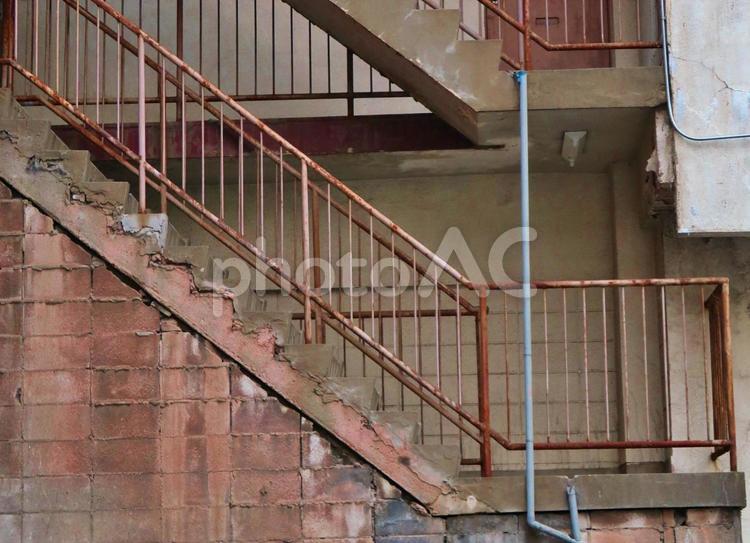ビルの古い階段 古い階段,古いビル,階段の写真素材