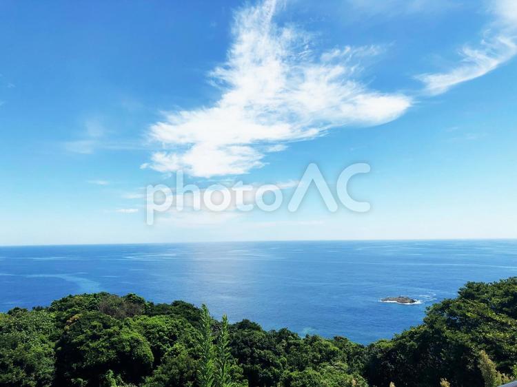 緑と海が広がる水平線の彼方へ 太平洋,海,青空の写真素材