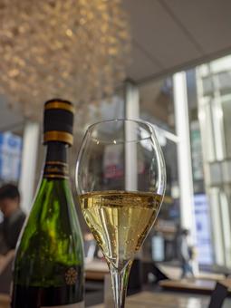 昼の光とシャンパンの余韻 シャンパン,スパークリングワイン,昼下がりの写真素材