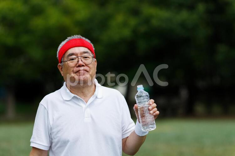 ミネラルウォーターを飲むシニア男性 男性,シニア,水分補給の写真素材