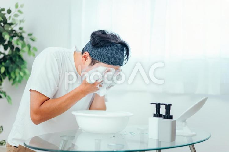 泡洗顔する男性（洗顔料） 洗顔,男性,スキンケアの写真素材