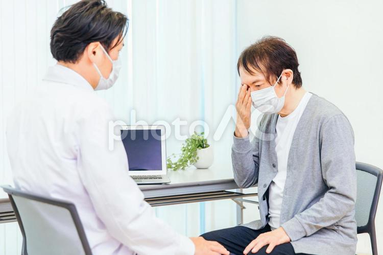 診察する男性医師（目） 眼科,レーシック,目の写真素材