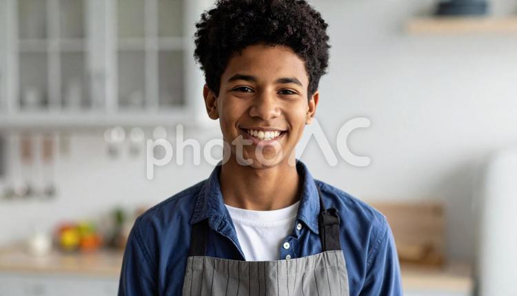 エプロン男子 料理,男性,人の写真素材