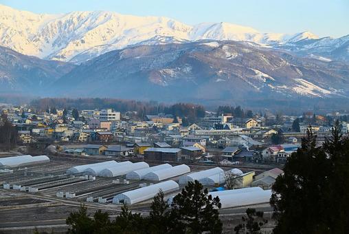 白馬村の風景 白馬村の風景 白馬村,雪山,町並みの写真素材