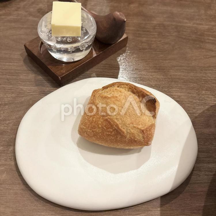 レストランの自家製パンとバター パン,ブレッド,フランスパンの写真素材