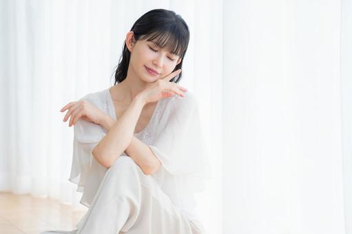 リビングでスキンケアをするミドルの女性 リビングでスキンケアをするミドルの女性 ビューティー,スキンケア,女性の写真素材