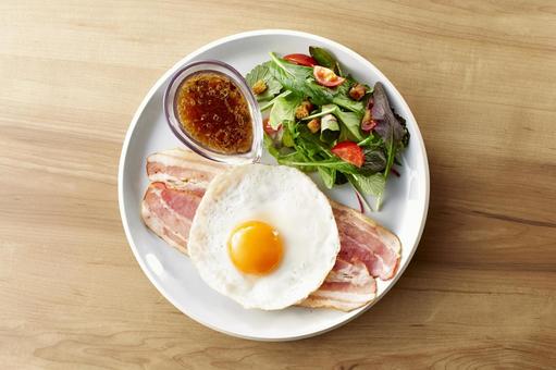 朝食(ベーコンエッグとサラダ) 朝食(ベーコンエッグとサラダ) 朝ごはん,ベーコンエッグ,サラダの写真素材