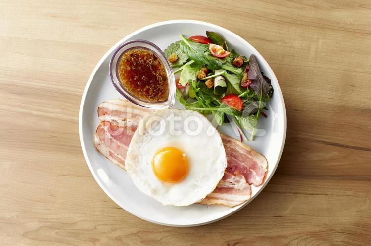 朝食（ベーコンエッグとサラダ） 朝ごはん,ベーコンエッグ,サラダの写真素材