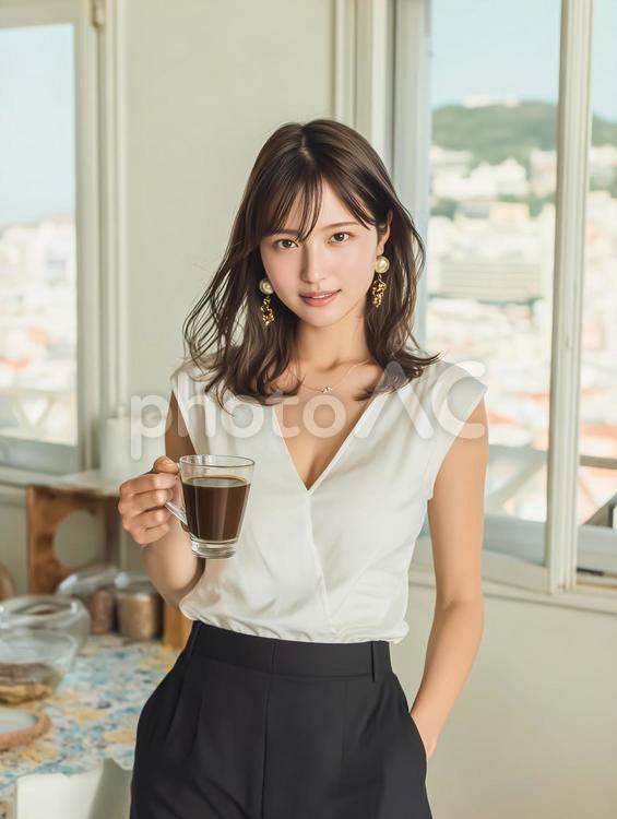 モーニングコーヒーを楽しむ女性 コーヒー,朝,モーニングの写真素材