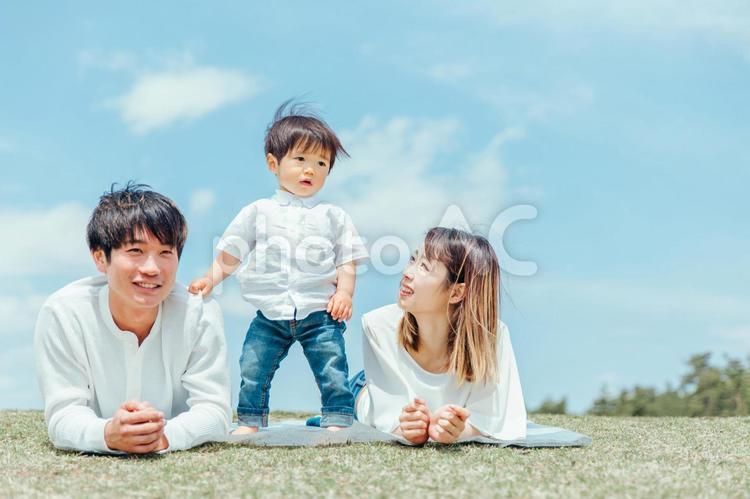 空と家族・ファミリー・赤ちゃん 家族,赤ちゃん,ファミリーの写真素材