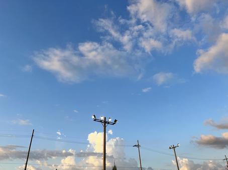 空と街灯の写真