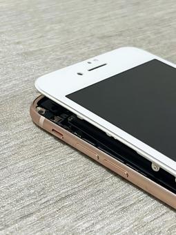 膨張したスマートフォン-02 膨張したスマートフォン-02 スマホ,スマートフォン,携帯電話の写真素材