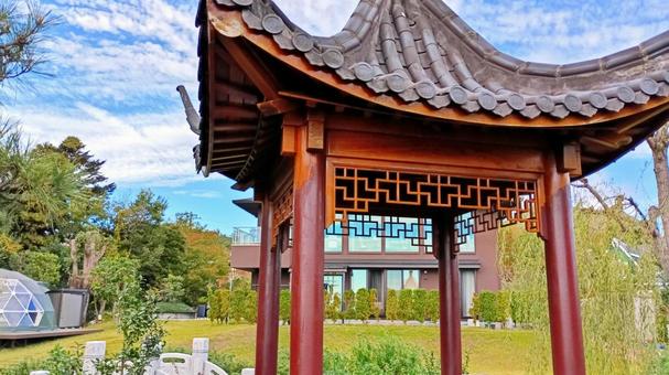 東屋のある庭 青空,天空,東屋の写真素材