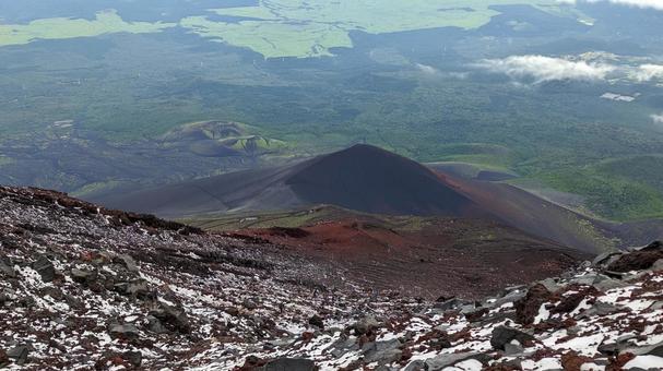 富士山頂から見下ろす宝永火口 富士山頂から見下ろす宝永火口 富士山,富士,宝永山の写真素材