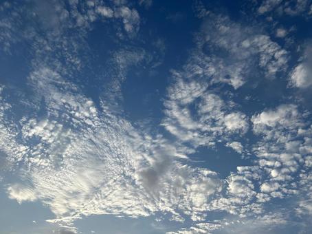夕方の青空と雲の写真