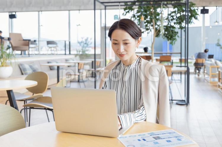 デザイナーズオフィスで働く人々 女性,ビジネス,デザイナーズオフィスの写真素材