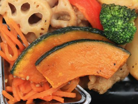 おこわ弁当の写真