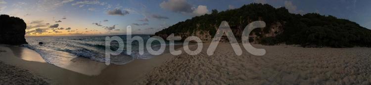 夕暮れの砂浜 ビーチ,砂浜,波の写真素材