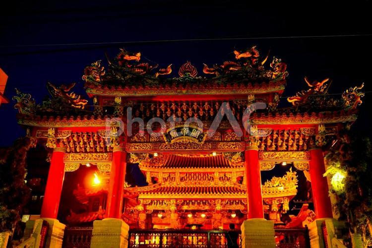横浜中華街の夜景 門,夜,風景の写真素材
