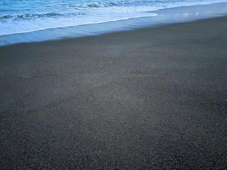 砂浜と波打ち際 砂浜と波打ち際の写真