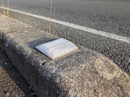 Photo, a reflector, road tack, traffic, 