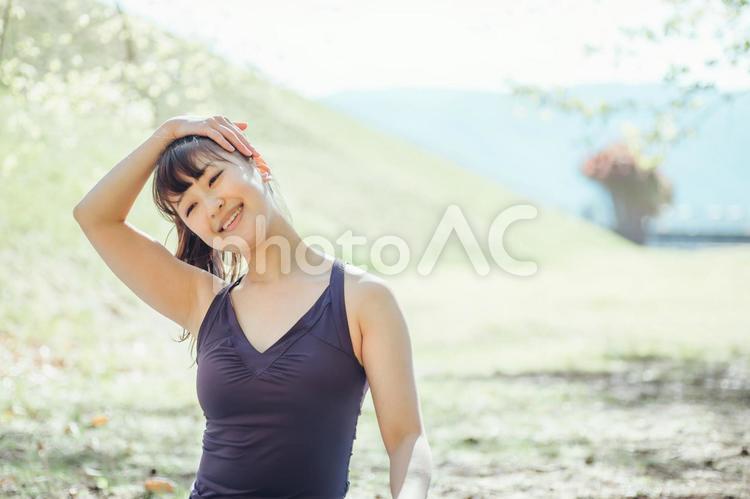 屋外でヨガをする女性（座位） ヨガ,ダイエット,ピラティスの写真素材