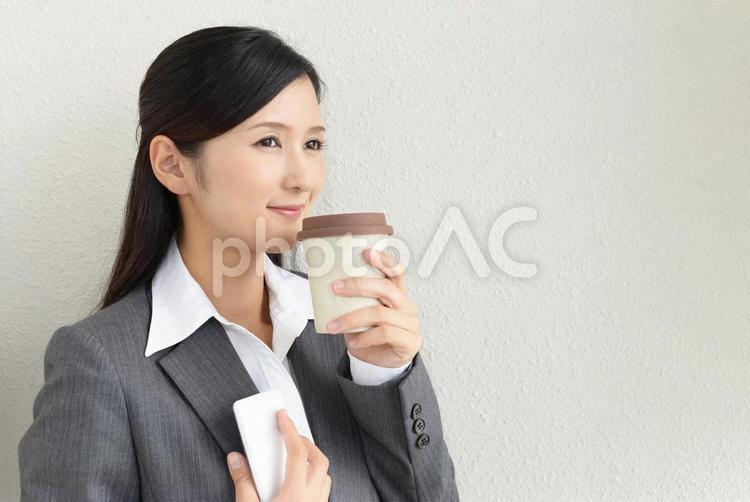 休憩を取るビジネスウーマン 女性,スマホ,スマートフォンの写真素材