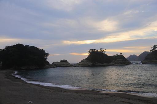 堂ヶ島の向こうに綺麗な夕陽 堂ヶ島の向こうに綺麗な夕陽 綺麗な夕陽,堂ヶ島,島の向こうにの写真素材