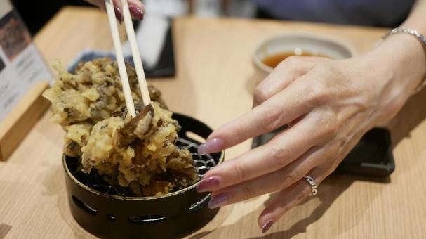 天ぷらを取り分ける女性の手 天ぷらを取り分ける女性の手の写真