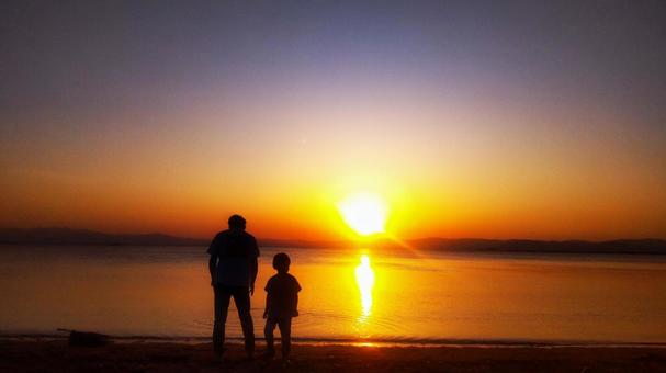 秋の琵琶湖の夕暮れ 秋の琵琶湖の夕暮れ 夕日,夕暮れ,夕焼けの写真素材
