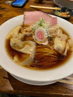 醤油ラーメン 醤油ラーメンの写真