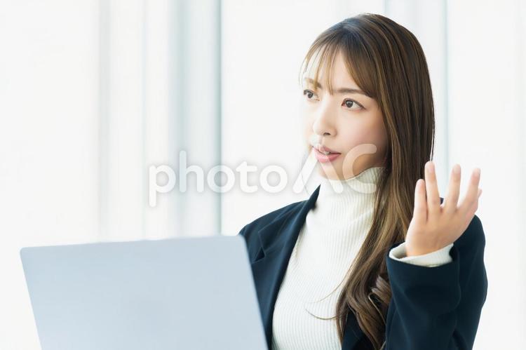 対話をする女性・ビジネスウーマン 女性,パソコン,対話の写真素材