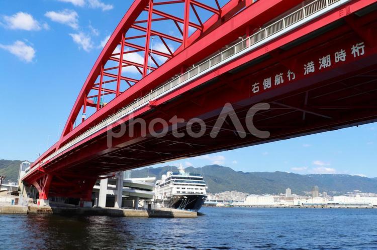 神戸大橋と大型客船 神戸大橋,客船,海の写真素材