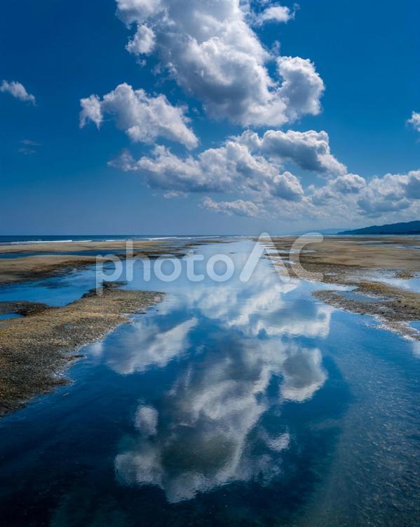 水鏡となった海岸：雲が描く幻想的な世界 海岸,海,空の写真素材