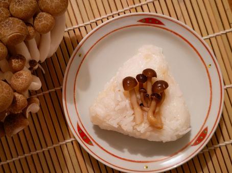 しめじおにぎり2 おにぎり,しめじ,キノコの写真素材