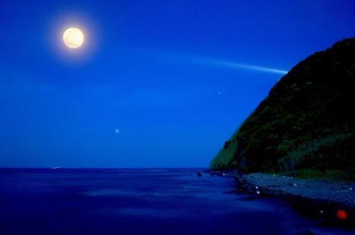 灯台の灯りと満月 灯台の灯りと満月の写真