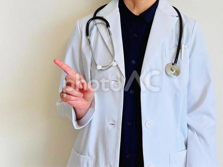 指を指す女性医師 ポイント,一番,人差し指の写真素材