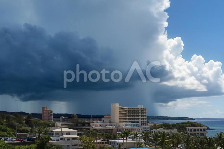 ゲリラ豪雨の雨雲と街並みの天気1 ゲリラ豪雨,雨雲,局地の写真素材