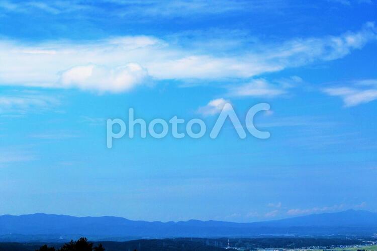 空と雲と遠景の稜線 空,青空,空と雲の写真素材