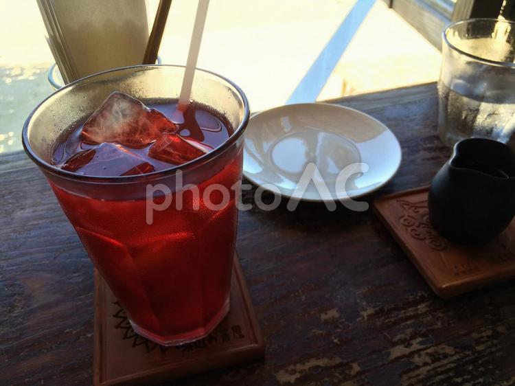 綺麗な赤が映えるアイスハイビスカスティー ハイビスカスティー,お茶,アイスティーの写真素材