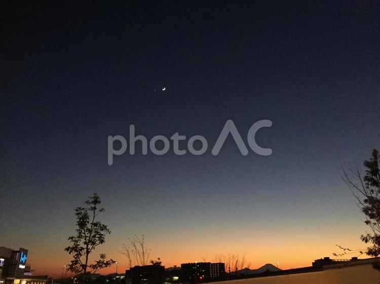 夕暮れ たそがれ,シルエットで映す,何人もありませんの写真素材