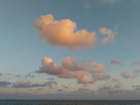 ピンクの雲が浮かぶ空 ピンクの雲が浮かぶ空の写真
