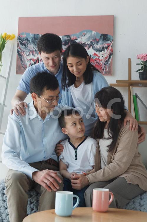 三世代のアジア人ファミリー11 アジア人,家族,お父さんの写真素材