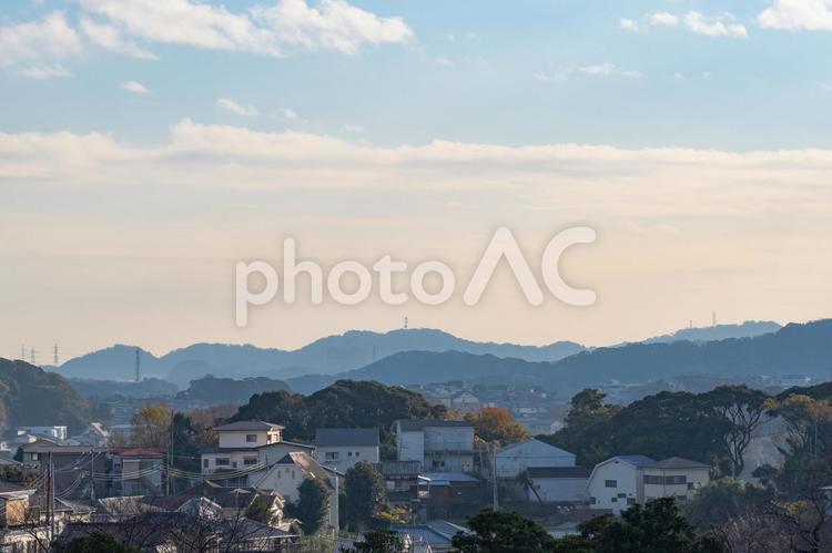 夕方の住宅地と山々 風景,景観,景色の写真素材