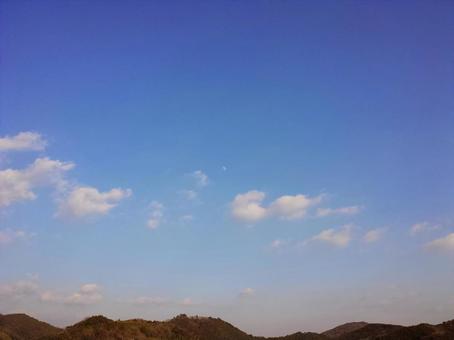 晴れ渡る空と遠くの山 青空,雲,空の写真素材